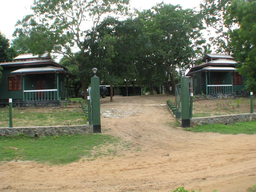 Katagamuwa Rest Hotel Kataragama Ngoại thất bức ảnh